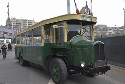 Passande anländer vi till Rétromobile i en parisisk stadsbuss driven av en kraftig Hispano Suiza-dieselmotor byggd på licens i Frankrike av Renault.