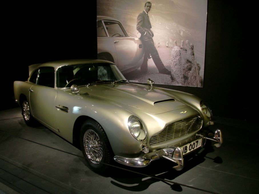 Bondbilarnas urfader, Aston Martin DB5. Fyra bilarspecialutrustades med Bondattiraljer, två användes i filmen och två gjordes för pressvisning, det här är en av de senare.