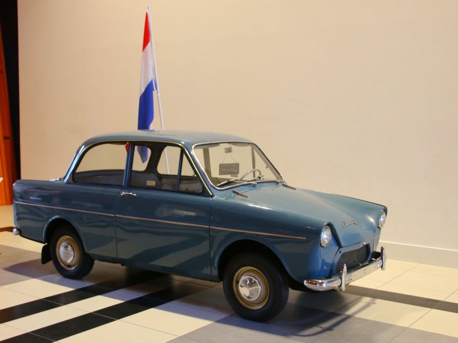 Självklart har man en Daf i den stora entréhallen hos Louwmans. Och inte vilken Daf som helst utan en prototyp från 1957. Detta är Daf #13 som provades ut två år inan bilen hade premiär.