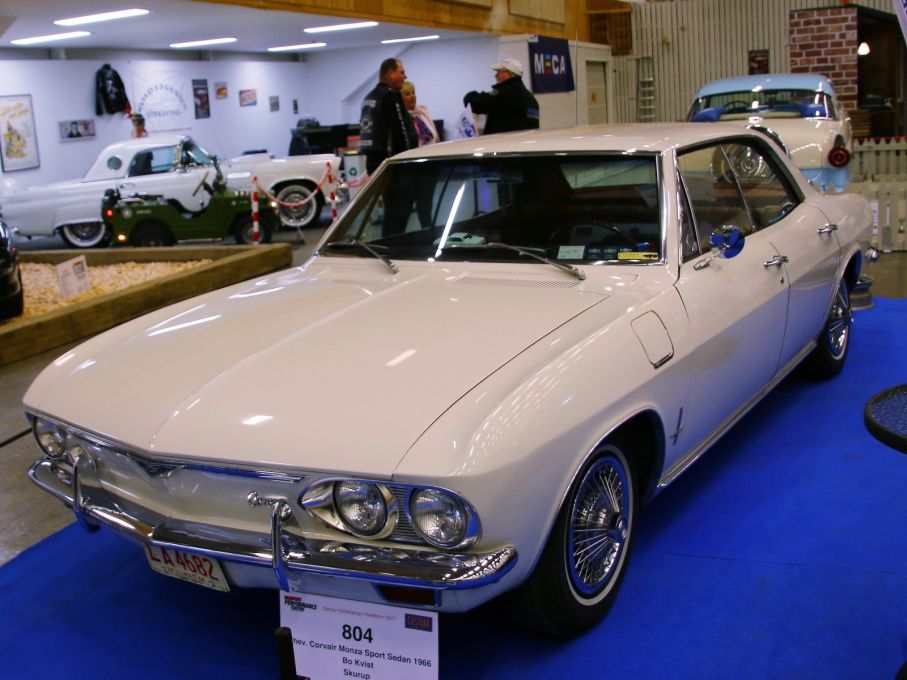 Svansmotoramerikanaren Chevrolet Corvair, här som ovanlig fyrdörrars hardtop. Känns både sportigt och elegant på samma gång från 1966.