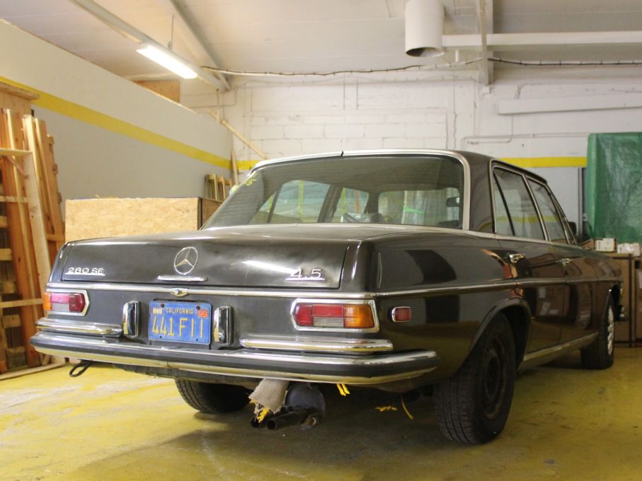 Mercedes-Benz sålde bra i USA, det var lite extra prestige att åka lyxig importbil. Det här är en 280Se från 1972 med 4,5 litersmotorn, som bara fanns på USA-modellerna.