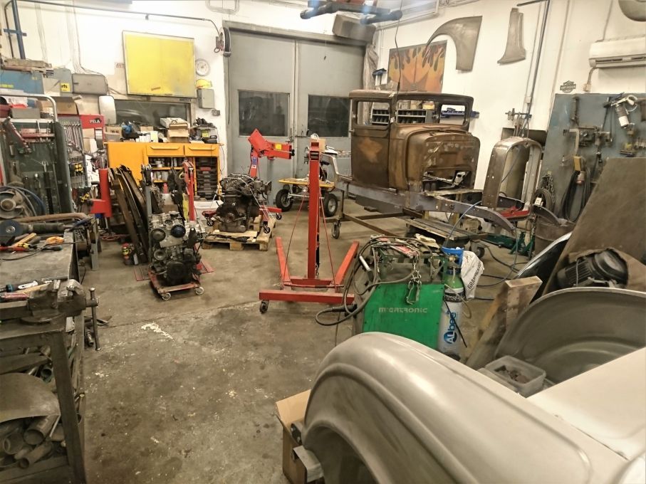 Två stora bilbyggen, fem motorer, verkstadsutrustning och tusen andra prylar i en salig röra. På ett sätt trivsel, på ett annat sätt ett ostrukturerat kaos.
