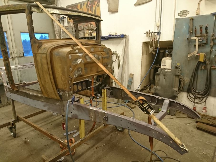 A-stolpen på ena sidan lutar snett bakåt några centimeter. Det låter våldsamt men just nu finns ingen direkt stadga i karossens struktur och takets infästning mot rutramen är sprucken på bägge sidor. Jag drar a-stolpen rätt med ett vanligt spännband.