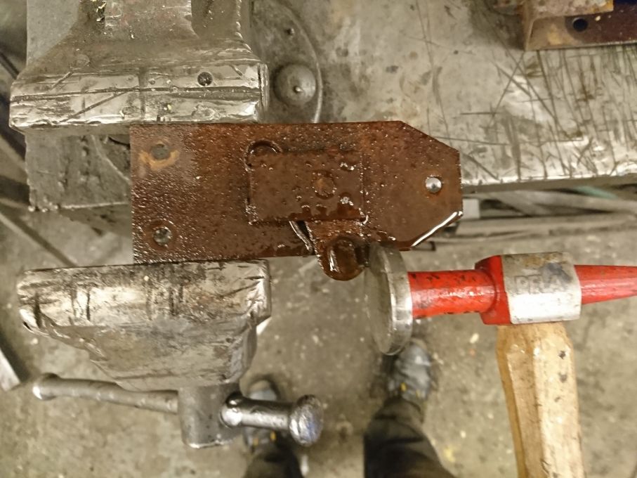 Jag gör precis samma sak med innerhandtagets mekanik. Skulle det vara helt patrull så är värme det sista knepet. Det ska vara bra nog ihoprostat om inte rejält med värme inte får loss bitarna. Men jag undviker att gasa på med gasen i det längsta eftersom värmen dödar fjädrarna som ofta finns i olika låskonstruktioner.