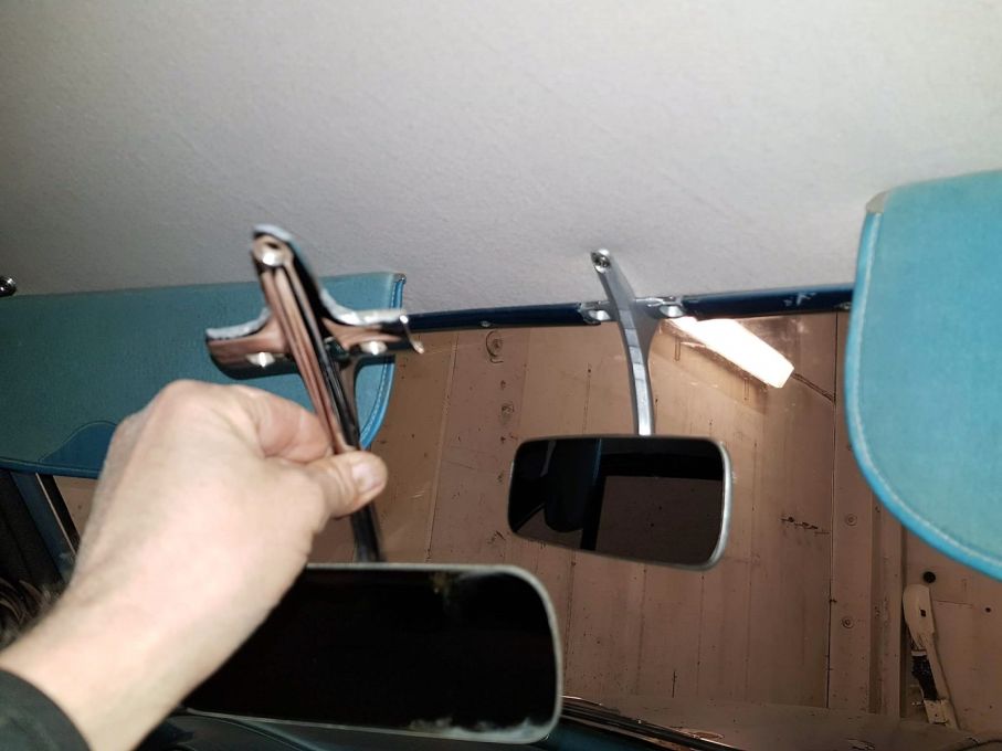 Vi börjar väl med montering av korrekt innerbackspegel.