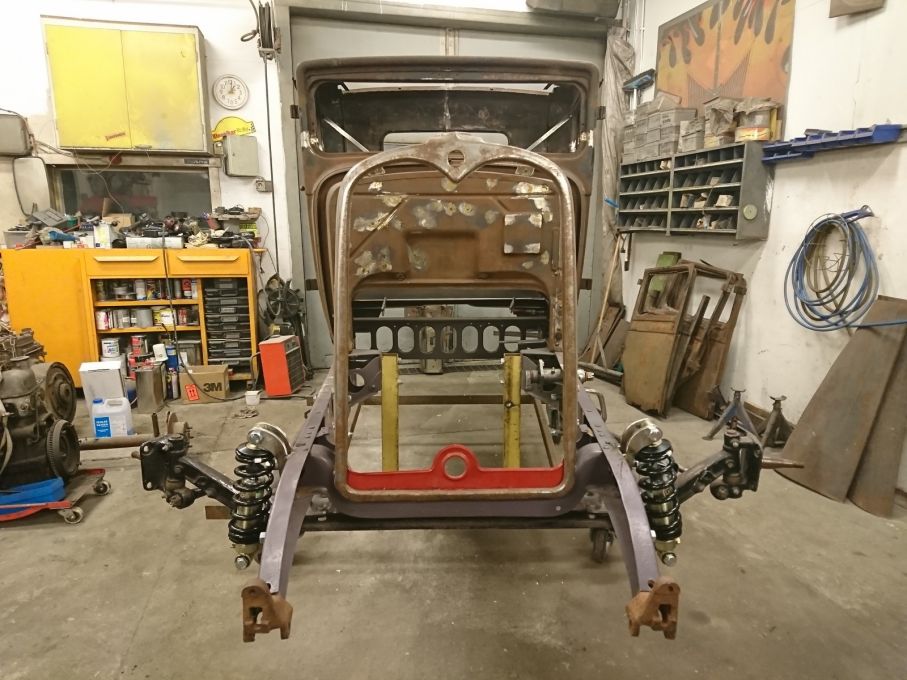 coilover-stötdämparna på plats i sina färdiga fästen. Nu återstår bara ett styrstag och montera ihop styrsnäckan. Ja just ja ... balken under kylarmanteln måste choppas för att framaxeln ska kunna fjädra fritt.