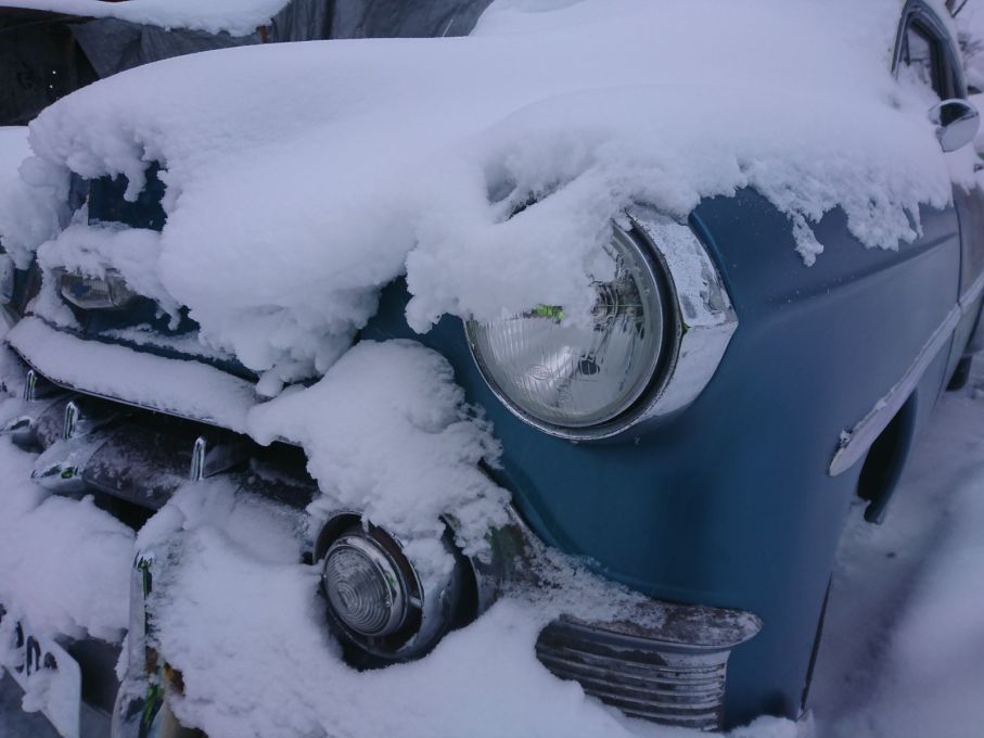 Den störda logistiken med framskottandet av bilar fortsätter i den jämtländska rekordvintern. Plan 53 stod ute en natt och sedan var Chevan täckt av två decimeter nysnö.