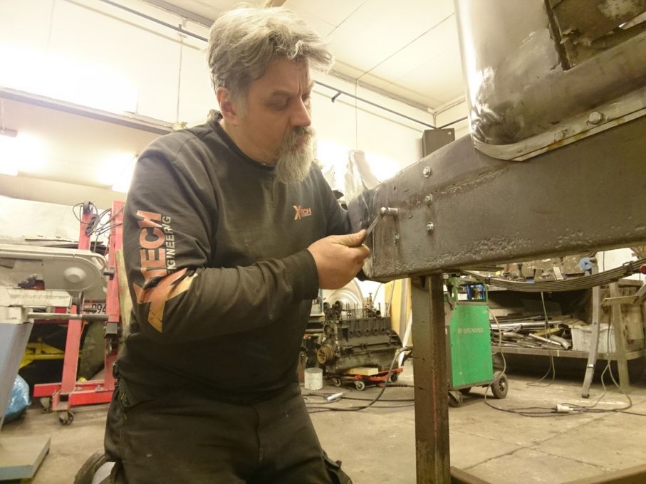 Tvärbalken har varit nitad men kommer efter flytt bli skruvad med mutter och bricka