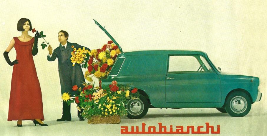 Ett hav av blommor väller ut ur en liten nätt Autobianchi Bianchina