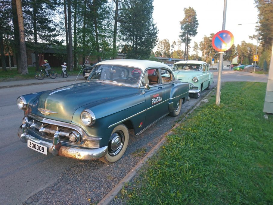 Cruisingen i Östersund samlar många bilar och Plan 53 får genast sällskap av Anders Bengtssons fina mint färgade 53´a. Anders var med i Plan 53 äventyret från början och har varit till stor hjälp.