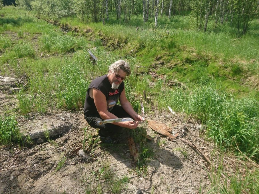 Nere i skogen blir det nitlott. Jag fotade 54 Bel Air vraket för kanske 4 år sedan. Nu finns det bara ett nygrävt dike och en större avjämning där Chevan låg. Några knycklade lister och rostig plåt avslöjar grävmaskinistens dåd.
