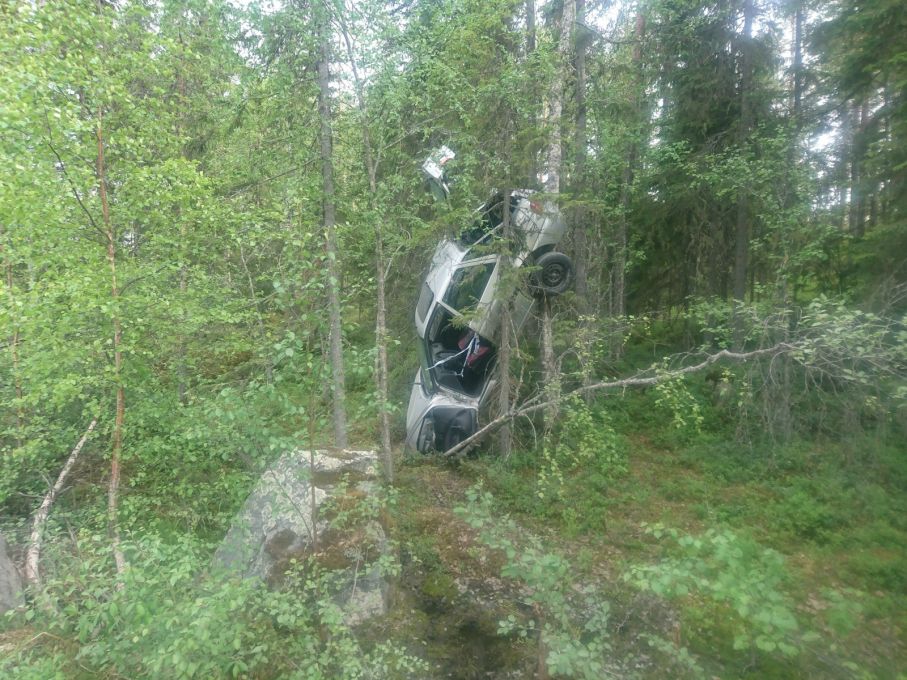 Man vet aldrig vad som dyker upp. Vi åker miltals med grusväg och rätt vad det är så dyker en Ford Escort upp som mogen fallfrukt i en björk. Förarens rallyambitioner var helt klart inte på topp. Spåren från kurvans utgång och klotningen från vägens slänt ger en klar bild över att här har det gått undan.