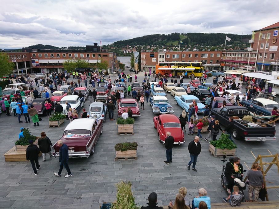 Jemtlands Veteranbils Klubb arrangerar årligen ett Damrally där kravet är ett fordon minst 30-år och tidsenlig klädsel. Ett 40-tal ekipage hade anmält sig till samling och start från Stortorget mitt i Östersund.