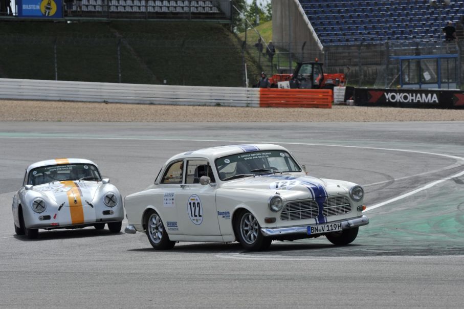 Passande startnummer på Baumann/Niesens Volvo P 122 S.
