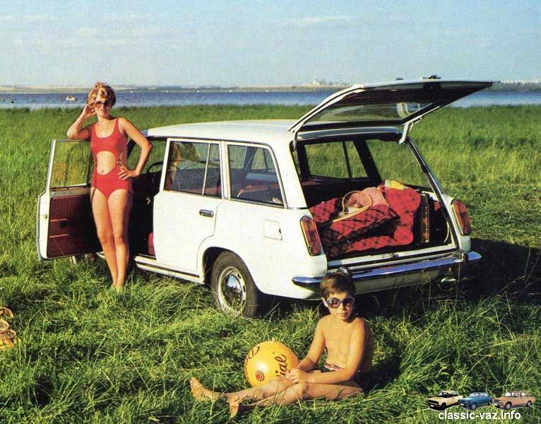 Bada med Lada - Vaz 2102 på behörigt avstånd från vattnet