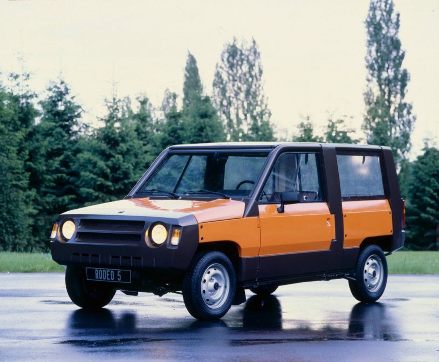 Rodeo gjordes från 1970 till 1987. Från början baserad på R4, senare kom en variant baserad på Renault 6, och de senare innehöll lite av varje från Renault 5 och 6.