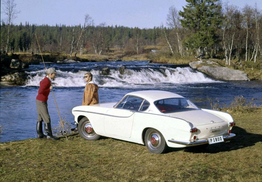 Platsen som valts för fiskeutflykt är Grövelsjön och valet av bil är lite otippat.
Det rör sig om en tidig P1800 - såpass tidig att det är en av de tre X-prototyperna från Jensen.