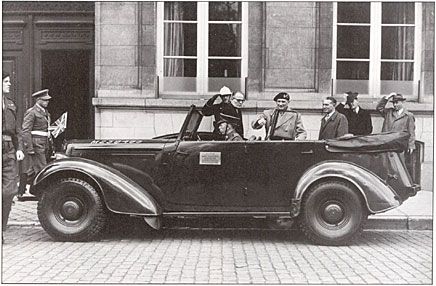 Vi börjar givetvis med en av Field Marshall Montgomery's Super Snipe stabsbilar, den som kallas The Victory Car. Den fanns med när Monty den 4 maj 1945 tog emot den tyska delkapitulationen på Lüneburger Heide. Bilen han tidigare använt i Afrika heter Old Faithful. Båda finns bevarade.