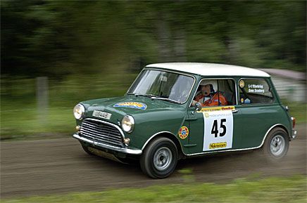 Lars Ingvar Ytterbring, SMK Köping, i Midnattssolsrallyt i korrekt färgsatt koja. Almond Green med tak i Old English White.