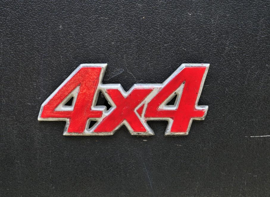 Tungt emblem i äkta metall.