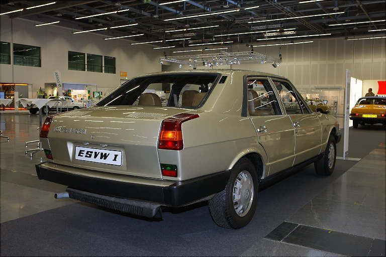 Volkswagen ESVW 1 hade svansmotor och automatiska säkerhetsbälten.