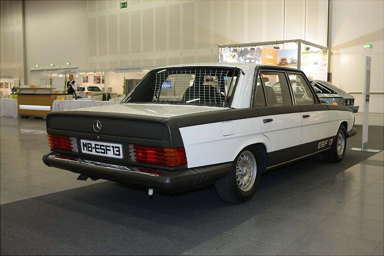 Mercedes-Benz experimenterade med gardiner framför bakrutan till skydd för baksätespassagerarna.