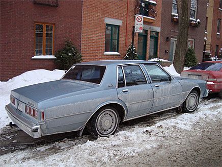 Här kommer en bild på vår "saltstänkta" Chevrolet Impala 1985 utanför vår lägenhet i Montreal/Quebec. Jag är andra ägaren och kör den vinter som sommar på helgerna!/Alex Hedman
