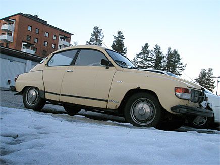 Jag tycker Saaben jag fotograferat ger ett mysigt intryck. Den ser använd men välmående ut. En trevlig kamrat ute på parkeringsplatsen. /Andreas