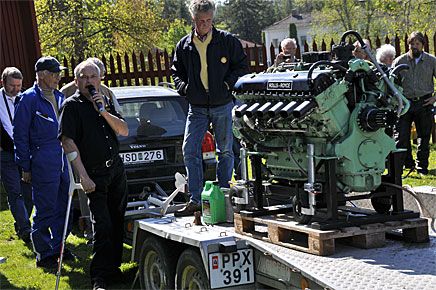 DAK:s ordförande Bengt Abrahamson introducerar Håkan Wikander från Håtunaholm, som snart skall spränga publikens trumhinnor genom att starta sin Merlin V12, en motor tillverkad av Rolls-Royce som drev flygplan som Spitfire och Lancaster men också stridsvagnar och kraftverk.