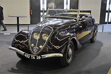 I ganska extrem art-decostil framträder denna Peugeot 402 cabrio från 1939. Lyktorna i grillen sänkte luftmotståndet och var Peugeots särdrag under perioden.