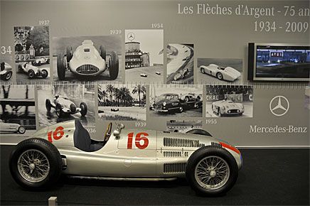 Jubileer är vid det här laget ett ganska uttjatat tema och inte behöver Mercedes-Benz någon särskild anledning att ställa ut Silverpilar. Karriären för dessa Grand Prix racers anses ha börjat 1934. På bilden en W 165, en sådan som Lang och Caracciola körde i Tripolis Grand Prix 1939.