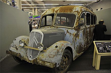 Det krävs många givmilda personer för att återställa denna buss som verkar ha fungerat som hönshus de senaste decennierna.