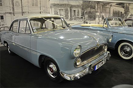 En Simca Vedette, född Ford, stod som adoptivbarn i montern hos Peugeot.