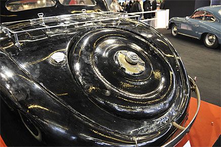Det verkar som karossen på Dr Carrs Bugatti drabbats av aluminiumsjukan, det bubblar under lacken. Men man vad kan man begära för 40 miljoner kronor?