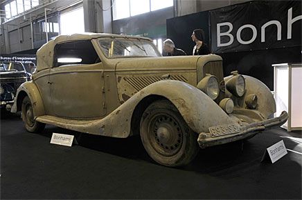 Ännu en spökbil som dragits fram efter flera decennier i ett garage. En Panhard&Levassor 1934 med sexcylindrig slidmotor. Den brydde sig Bonhams inte om att tvätta före auktionen men fick ändå 37 950 €.