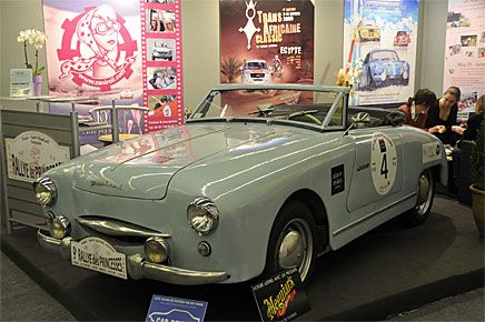 En nyare Panhard, en Dyna med roadsterkaross i montern Rallye des Princesses.