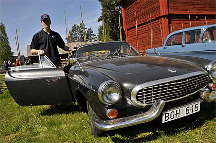 Ingen gate-crasher utan också en engelskbyggd bil. Kenneth Collander från Morbygden utanför Falun kom med den fjärde högerstyrda Volvo P 1800 ur den första serien byggd av Jensen i West Bromwich. Han har några till och överväger starkt att bevara detta exemplar i slitet men fungerande fyndskick.