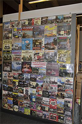 En hel vägg av skivomslag med bilmotiv, Klassiker drog igång trenden i nr 8/2008…