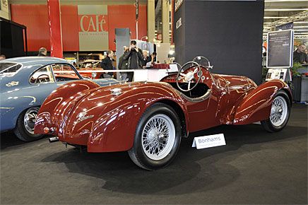 Den ser ut som en "racerbil" ur Pojkarnas Julbok 1946 och denna Alfa-Romeo 6c1750 från 1932 moderniserades mycket riktigt på 1940-talet med en helt ny kaross. Säkert bra då men sänker värdet kraftigt idag. Förblev osåld på auktionen.