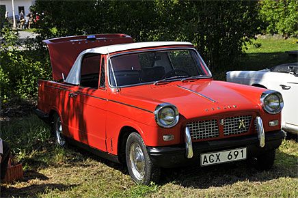 Denna Triumph Herald 1200 Coupe är inte en cabriolet med hardtop utan en fabriksbyggd coupé. Ägaren berättar att taket ändå är lätt att skruva av och det förmodligen är värt lika mycket som resten av bilen eftersom det är mycket eftersökt av ägare äkta eller ombyggda Herald "cabbar".
