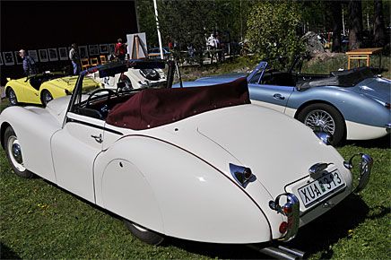 Till en början fanns Jaguar XK120 endast som roadster, Det här exemplaret är ombyggt av den svenska importören till cabriolet med fodrad sufflett och sidorutor i glas innan fabriken började tillverka sin egen motsvarande Drophead Coupe.