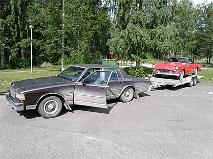 Olle Hildebeck har fått till en snygg smuts på sin Chevrolet Caprice 1989. Ford Thundberbirden från 1955 som står på släpet vågar han däremot inte smutsa ned.