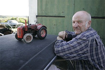Hundratals med timmar i verkstan. Så föds ännu en liten traktor. Insliten och klar.