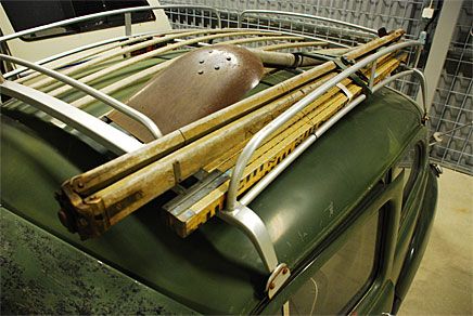 Vägmästarbilen är komplett med lämplig utrustning.