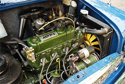 Tvärställd motor med växellådan under - kompakt och bra.