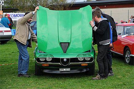 Samling kring en Alfa Romeo Montreal 1975