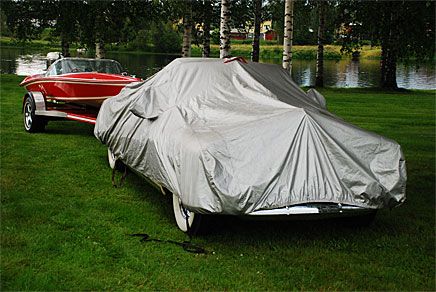 Är inte poängen med att åka på bilutställning att visa upp bilen? Kapellet togs dock bort senare när regnet drog bort.