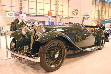 En av 1930-talets vackraste engelska bilar: SS 1 Tourer från 1935, föregångaren till Jaguar. Under huven sitter en sidventilsexa från Standard och bromsarna är mekaniska.