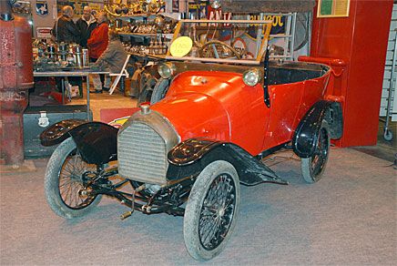 Ingen trampbil för barn utan Peugeots modell Bébé, en liten fyrcylindrig bil för två konstruerad av Ettore Bugatti och tillverkad av Peugeot åren 1913-1916. Den såldes direkt men säljaren ville inte avslöja priset.