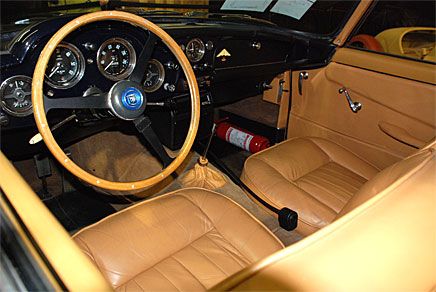 Den välbevarade interiören i den Aston-Martin DB4 från 1960 som klubbades på auktionen för motsvarande 1,8 miljoner kronor trots att den svenske ägaren i sista stund beslutat behålla det specialtillverkade väskset i den svenska flaggans färger som särskilt framhölls i auktionskatalogen.